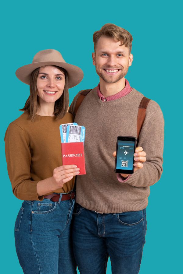 pareja joven con smartphone y billetes de avion para viajar